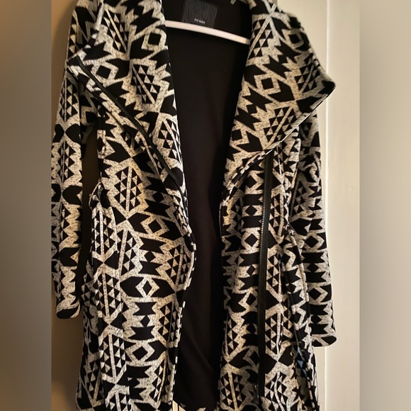 Steve Madden White & Black Geometric Fleece Wrap Jacket - Picture 4 of 9
